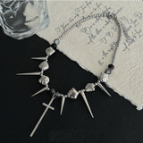 Collier ras du cou en métal avec rivets en croix argentée