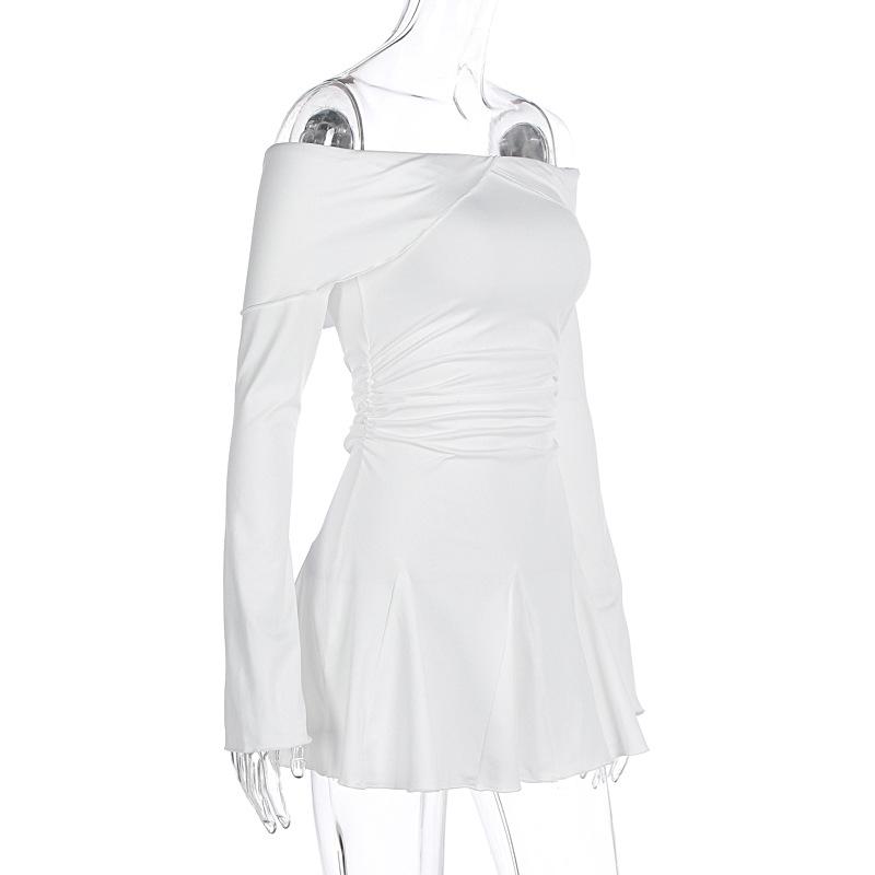 Vestido mini con volantes fruncidos y manga larga con hombros descubiertos 