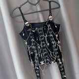 Top de tirantes liso con cuello en V y aplique de calavera con cadena de metal 
