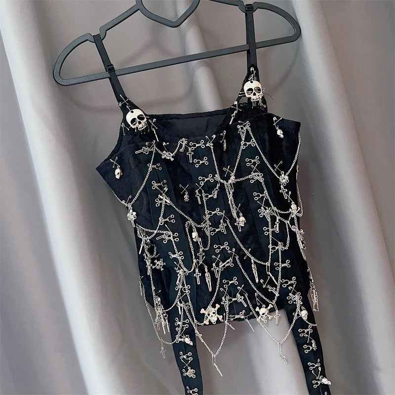 Top de tirantes liso con cuello en V y aplique de calavera con cadena de metal 
