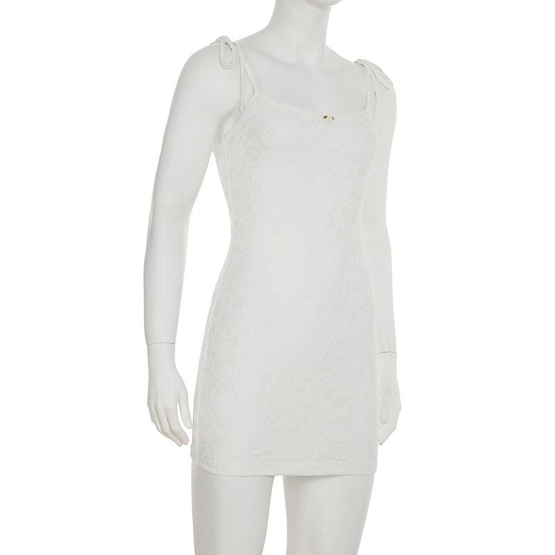 Vestido mini de tirantes finos con cuello en U, apliques florales y encaje 