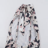 Vestido largo sin espalda y cuello alto con estampado de leopardo 