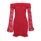 Mini-robe en dentelle à plumes et manches longues évasées à épaules dénudées 