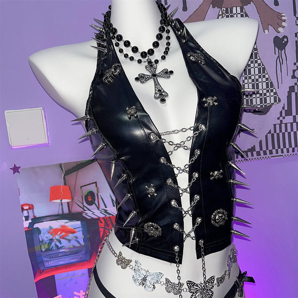 Top de cuero sintético con cuello halter, cordones y apliques de calavera con cadena metálica 
