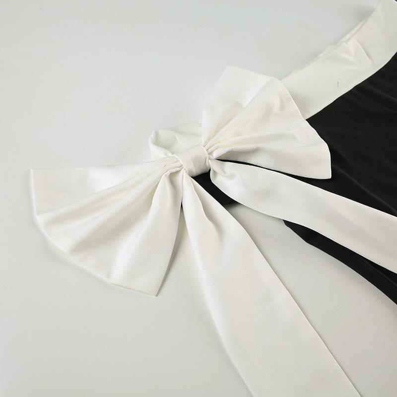 Robe longue à épaules dénudées et contraste irrégulier 