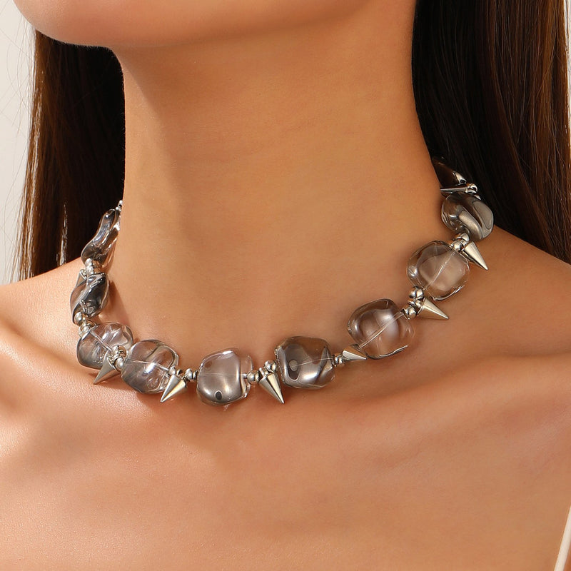 Collier ras du cou avec pendentif en croix et rivet
