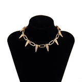 Collier ras du cou en chaîne métallique avec décor de rivets