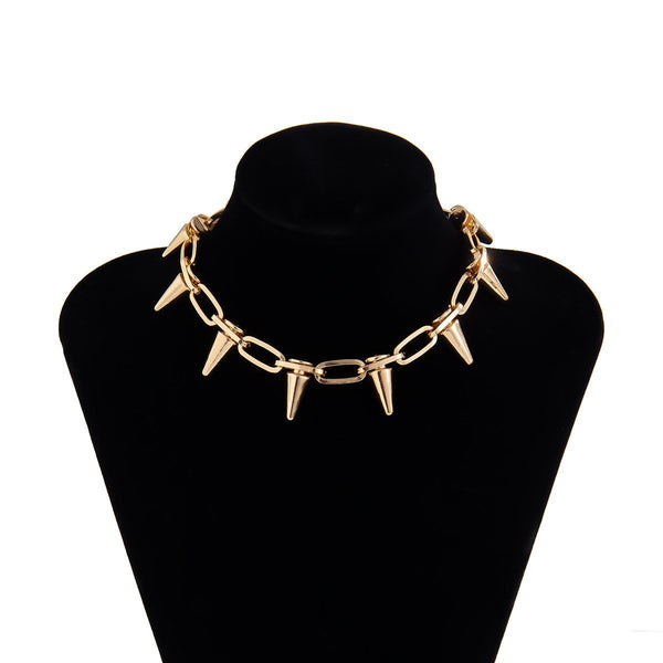 Collier ras du cou en chaîne métallique avec décor de rivets