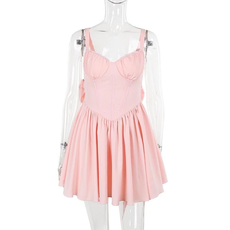 Robe courte froncée à col en V et nœud papillon 