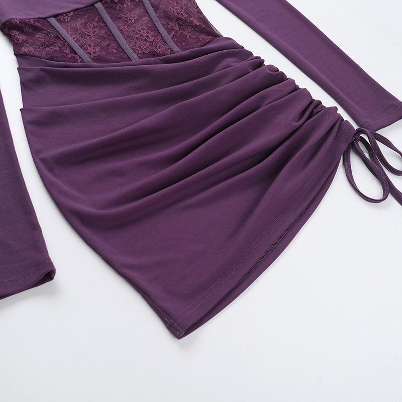 Mini-robe en dentelle froncée à manches longues et épaules dénudées avec cordon de serrage 