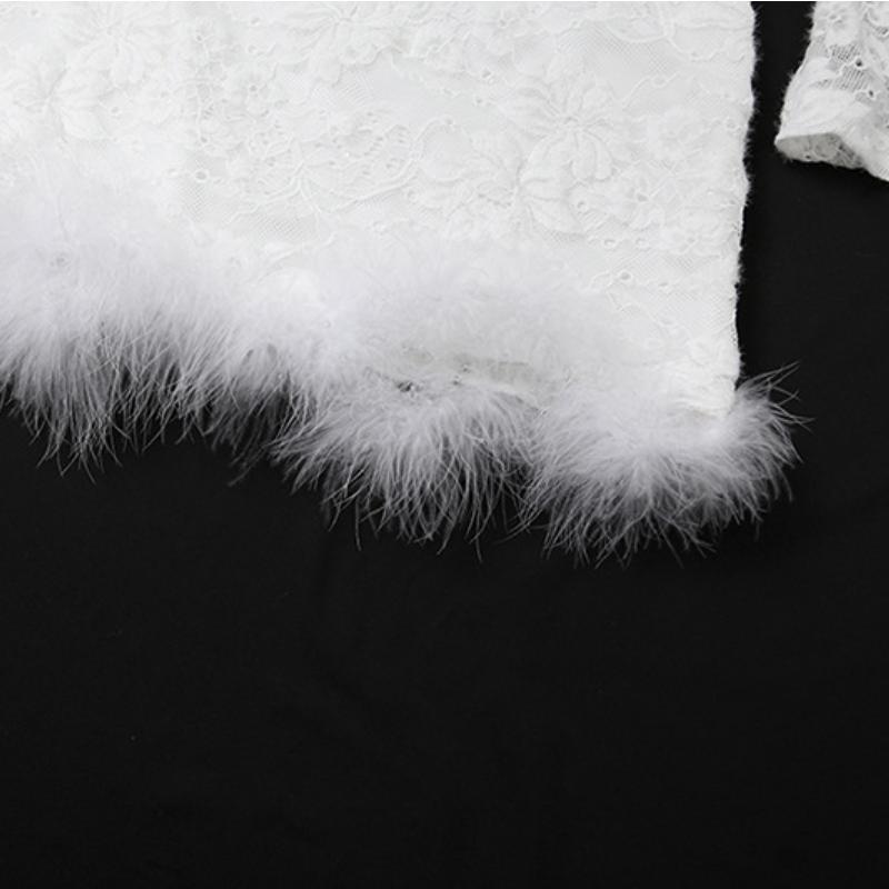 Mini-robe en dentelle à plumes et manches longues évasées à épaules dénudées 
