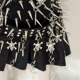 Conjunto de minifalda plisada de cuero sintético con apliques de remaches de calavera 