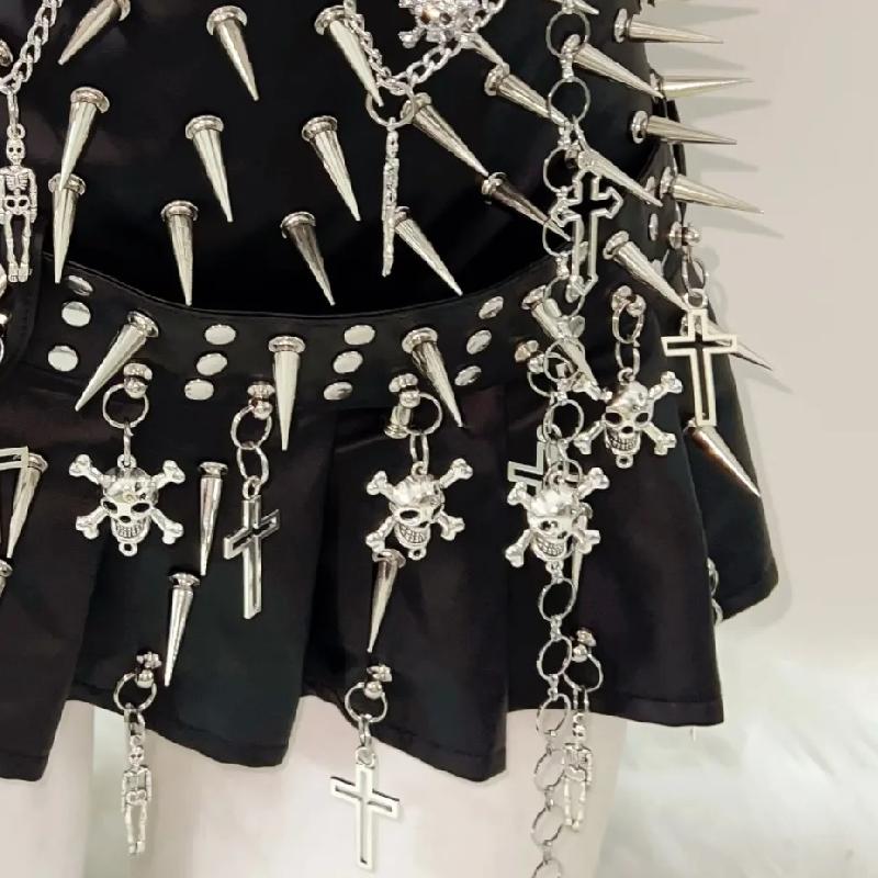 Conjunto de minifalda plisada de cuero sintético con apliques de remaches de calavera 