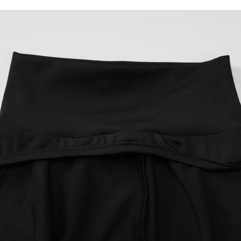 Mini-robe froncée à col haut et manches longues 