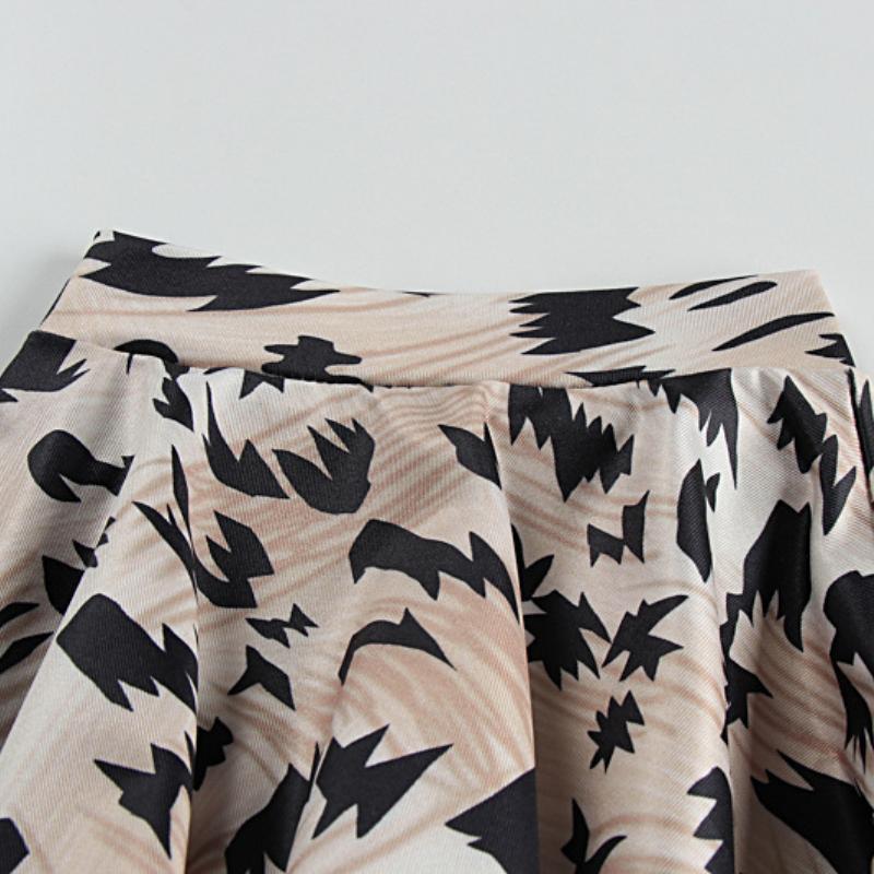 Mini-robe dos nu à manches longues et col ras du cou 