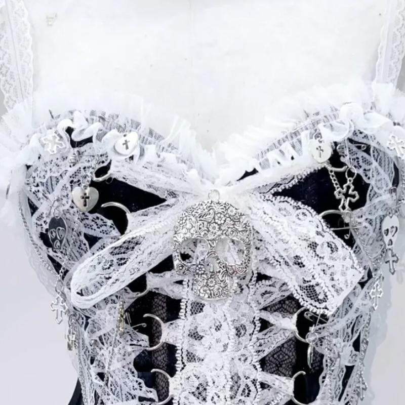 Haut à lacets avec ourlet en dentelle et appliques de crâne, col en V et nœud 