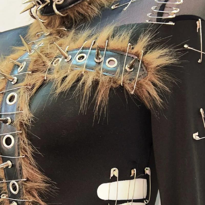 Haut à manches longues et duveteux avec appliques à rivets creux 