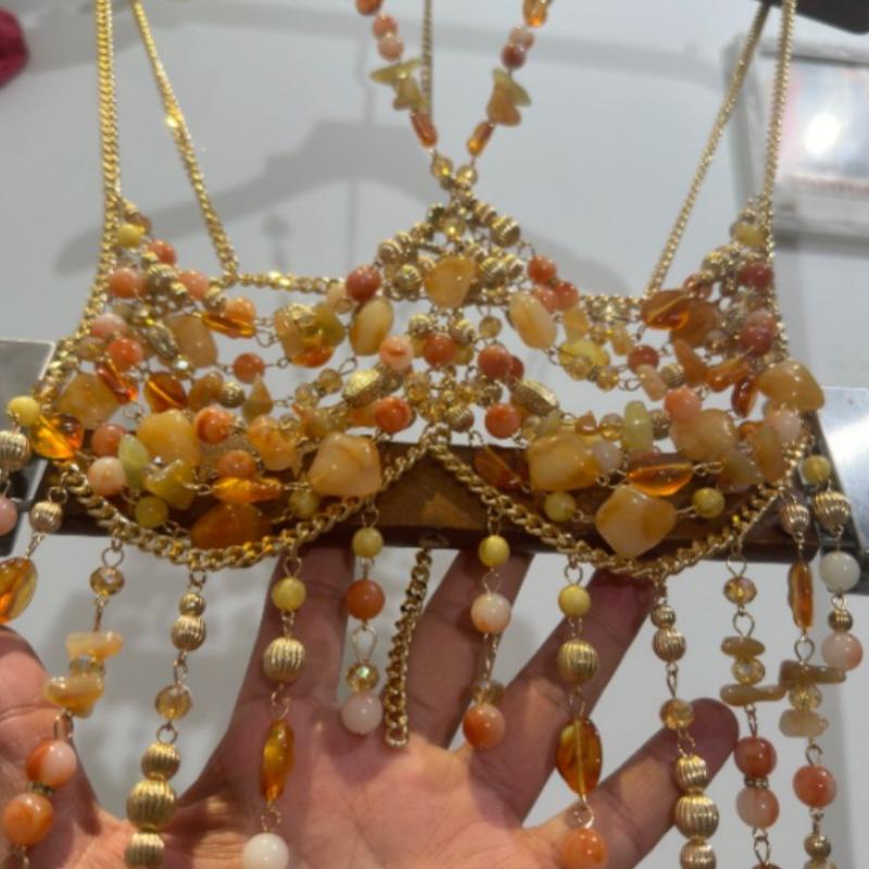 Haut camisole licou ajouré en chaîne métallique et perles 