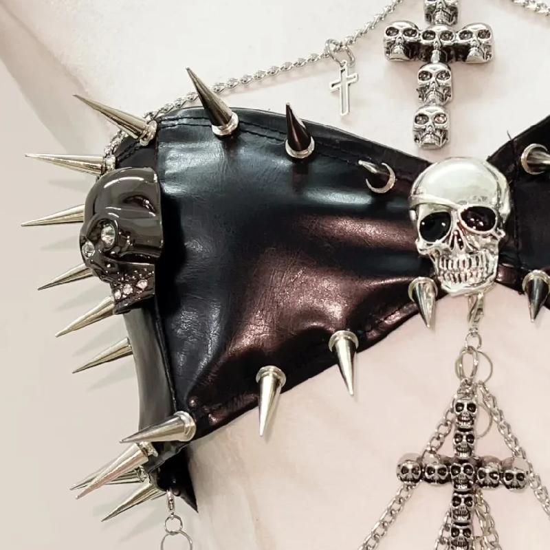Conjunto de minifalda plisada de cuero sintético con apliques de remaches de calavera 