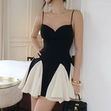 Vestido mini camisola sin espalda con volantes en contraste y cuello en V 