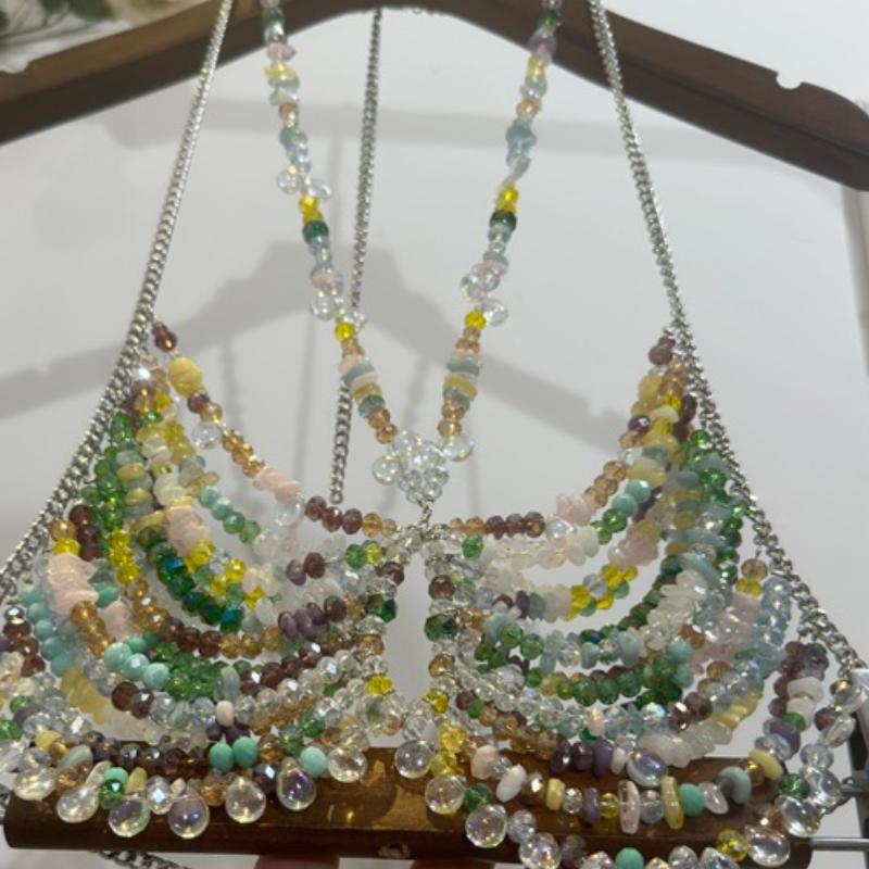 Top con cuentas huecas y cadena de metal estilo halter 