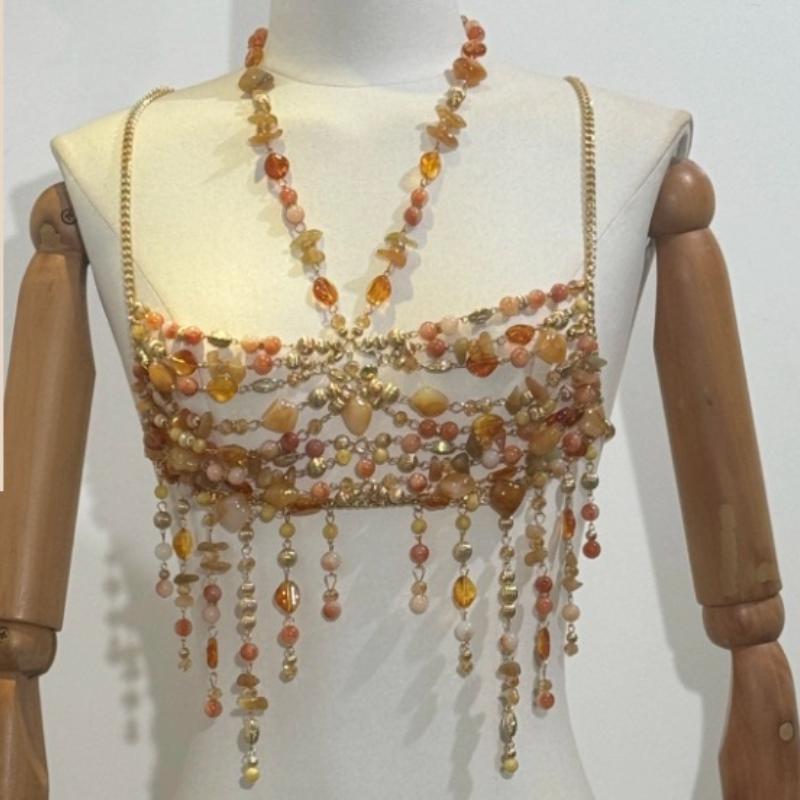 Haut camisole licou ajouré en chaîne métallique et perles 