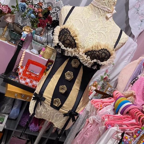 Haut à lacets avec nœud papillon et appliques florales à col en V à volants 