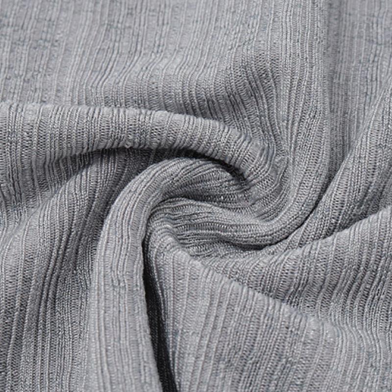 Mini-robe texturée froncée à manches longues et épaules dénudées 