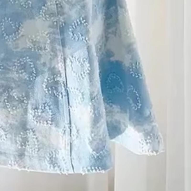 Vestido corto camisola de mezclilla con cuello en V y cuentas en contraste 