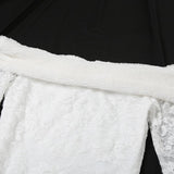 Mini-robe en dentelle à plumes et manches longues évasées à épaules dénudées 