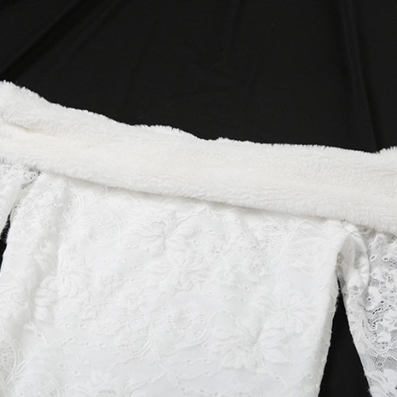 Mini-robe en dentelle à plumes et manches longues évasées à épaules dénudées 