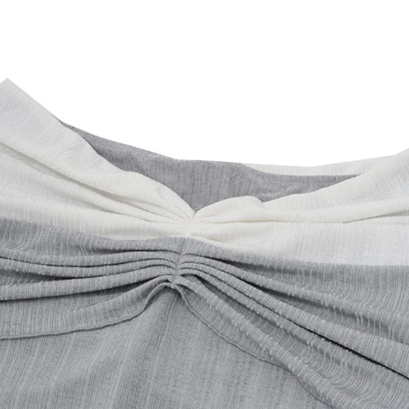 Mini-robe texturée froncée à manches longues et épaules dénudées 