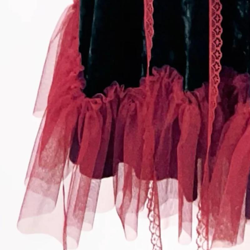 Robe longue à manches longues avec appliques florales et volants en plumes 