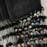 Haut à col ras du cou, boutonné et transparent avec perles 