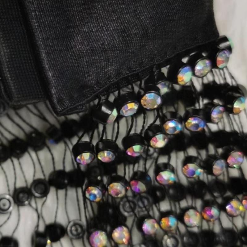 Haut à col ras du cou, boutonné et transparent avec perles 
