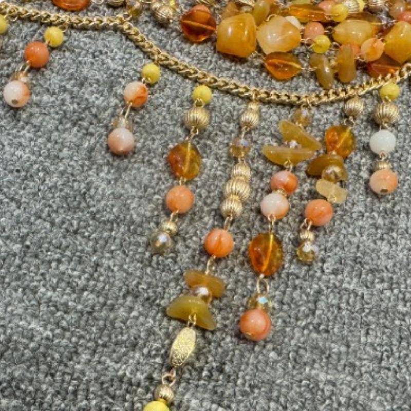 Haut camisole licou ajouré en chaîne métallique et perles 