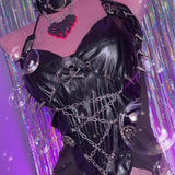 Top de cuello en V con cadena de metal y cuero sintético con lazo tipo halter 