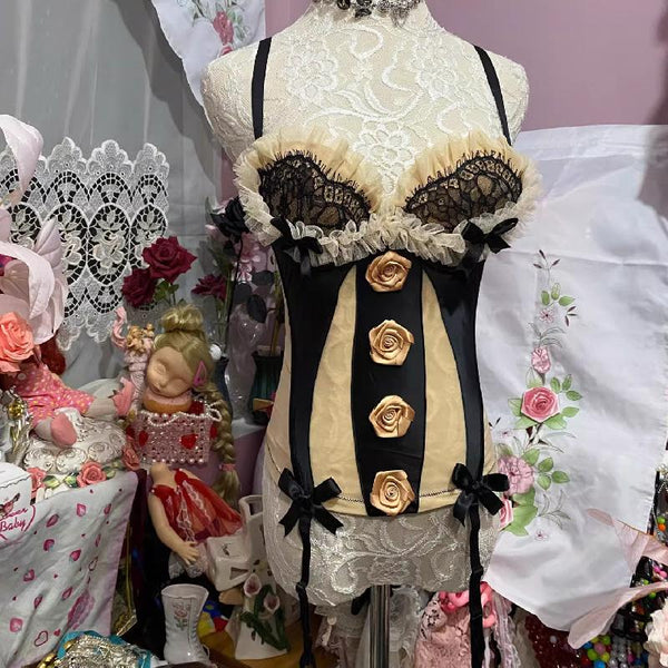 Haut à lacets avec nœud papillon et appliques florales à col en V à volants 