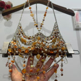 Top de cuentas con cadena de metal y cuello halter ahuecado 