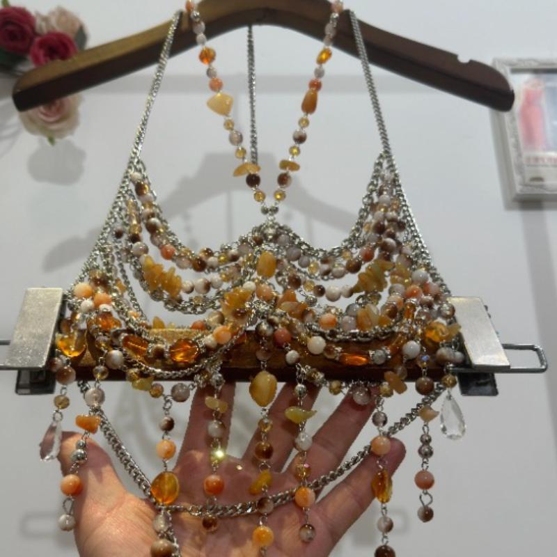 Top de cuentas con cadena de metal y cuello halter ahuecado 