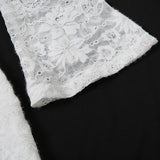 Mini-robe en dentelle à plumes et manches longues évasées à épaules dénudées 