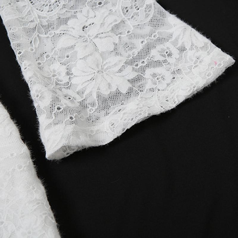 Mini-robe en dentelle à plumes et manches longues évasées à épaules dénudées 