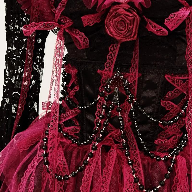 Mini-robe froncée à volants et manches longues avec appliques de fleurs 