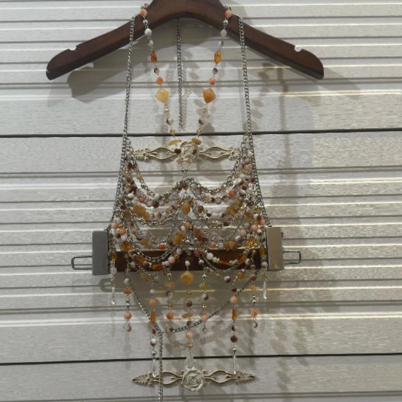Top de cuentas con cadena de metal y cuello halter ahuecado 