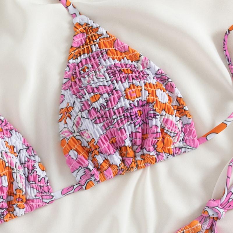 Traje de baño bikini con cuello halter fruncido y estampado floral en contraste 